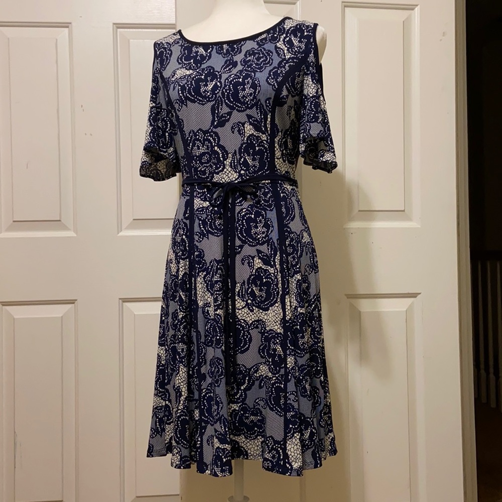 Really pretty:flattering Navy & Cream short sleeve cold shoulder dress EUC